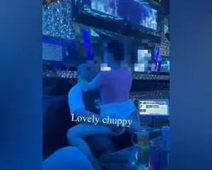  Em chơi bạo bú cu vét máng chịch luôn trong phòng hát karaoke – Love chubby