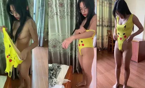 Em nữ sinh kính cận cực ngon cởi đồ thay bodysuit pikachu